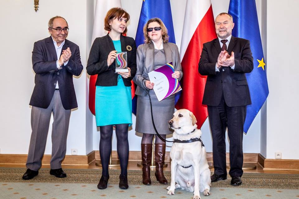 Justyna Kucińska i Beata Farion ze statuetką i dyplomem Super Samorząd 2014 w towarzystwie Szefa Kancelarii Prezydenta RP, Jacka Michałowskiego oraz Prezesa Fundacji im. Stefana Batorego, Aleksandra Smolara.